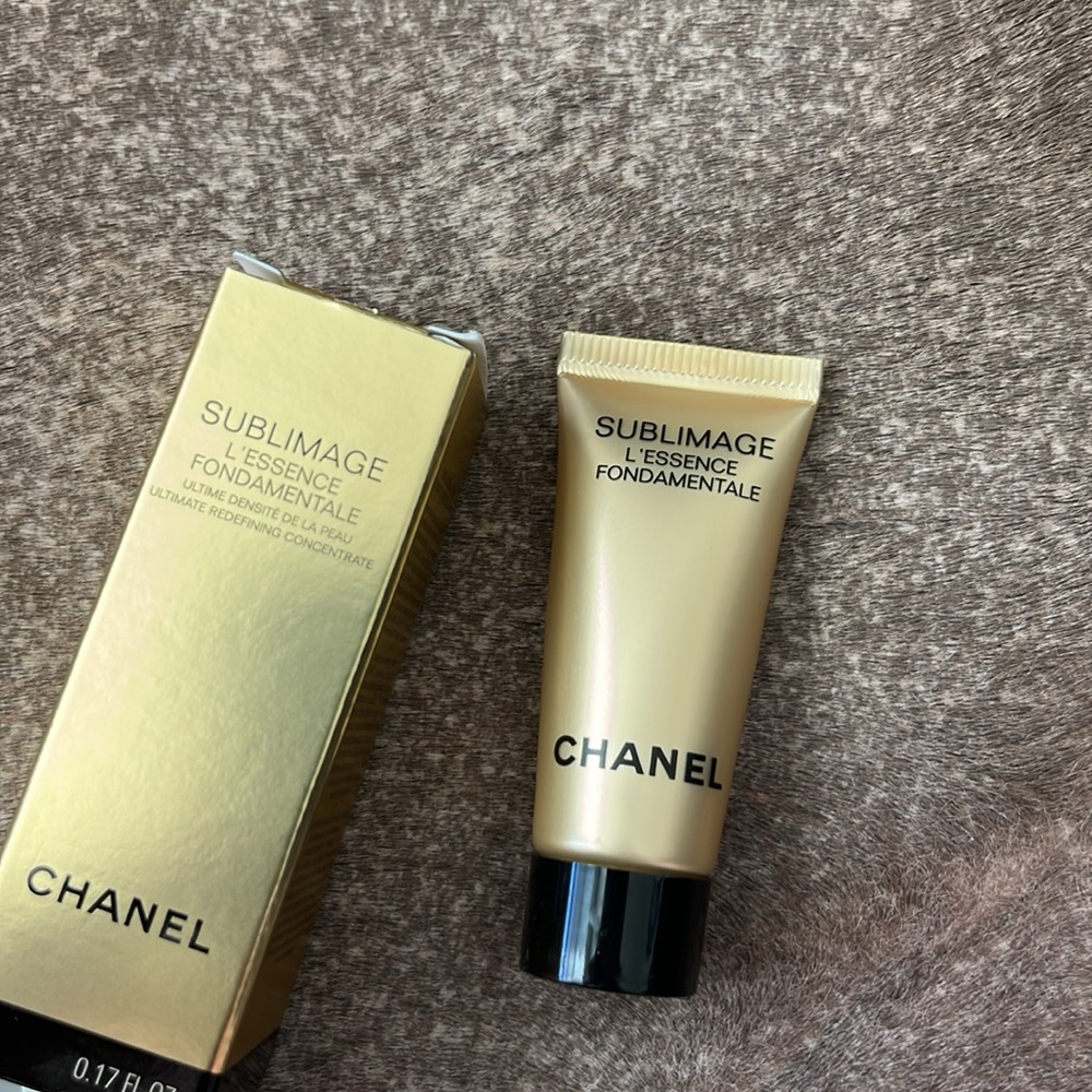 Chanel SUBLIMAGE L’ESSENCE FONDAMENTALE ULTIMATE SERUM : REGENERATES AND REDEFIN